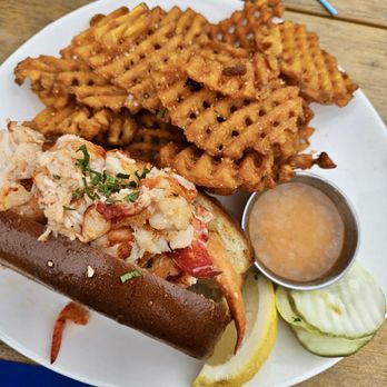 Discover the Best Waterfront Dining in Stonington Borough at Breakwater