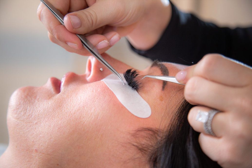 The Best of Both Worlds: Elevate Your Look with an Eyelash Extension Hybrid Set