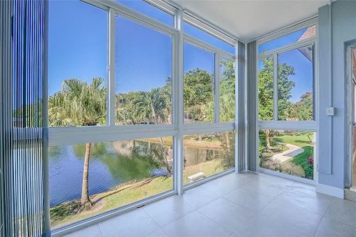 Luxury Condos vs. Single-Family Estates: Choosing the Right South Florida Property!