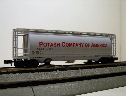 N-scale-track-cleaning-freight-cars
